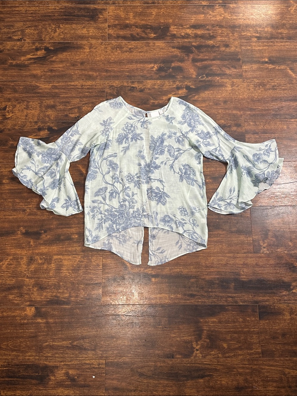 LC Lauren Conrad M Floral Toile Bell Sleeve Split Back Blouse 💙
